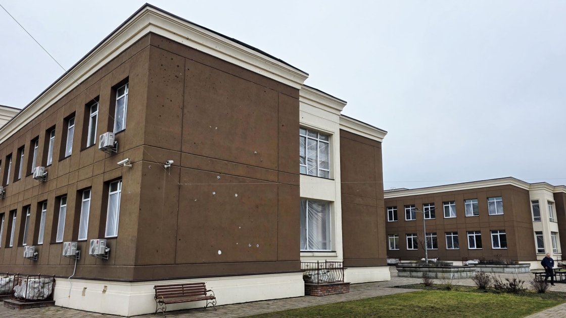 Наслідки прильоту "шахеду" у двір школа Unique School в Чайках, Бучанського району 29 листопада 2025 року