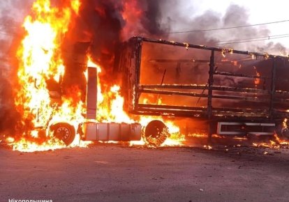 Горящий авто после обстрела на Днепропетровщине
