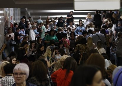 Станція київського метро під час повітряної тривоги