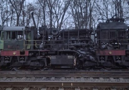 Пошкоджений від дронового удару тепловоз