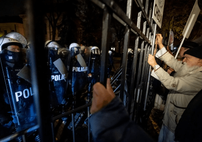 Протестующие возле Конституционного суда Польши в Варшаве после того, как полиция заблокировала доступ к зданию, 30 октября 2026 года