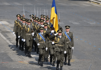 Украинские военнослужащие маршируют во время военного парада по случаю Дня взятия Бастилии на Елисейских полях в Париже