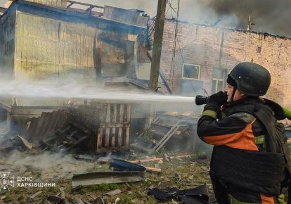 Спасатель тушит пожар в Изюме