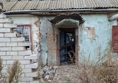 Поврежденный обстрелом дом в Днепропетровской области
