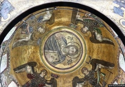 "Христос-Вседержитель" (Христос-Пантократор). Мозаичный медальон, главный купол собора Св. Софии, Киев. Современный вид // Фото: Сергей Нужненко для Радио Свобода