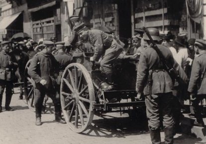 Немецкая пулеметная тележка с расчетом на улицах Киева. Весна 1918-го