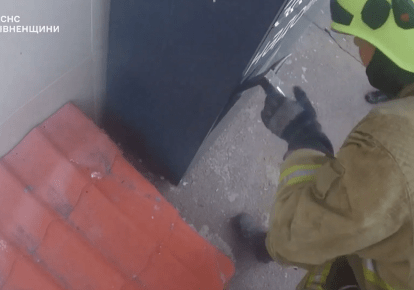 В Ровно спасатели освобождали девушку, оказавшуюся закрытой в ячейке почтомата