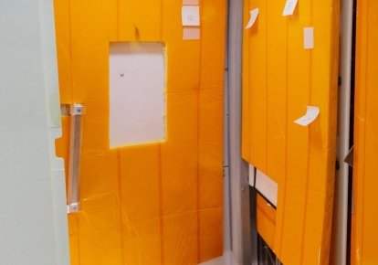 Репліка туалету розташована в Космічному центрі Джонсона в Х'юстоні.