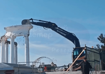 Демонтаж белой ротонды во временно оккупированной Алуште (Крым)