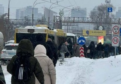 Очередь на остановке транспорта в Киеве