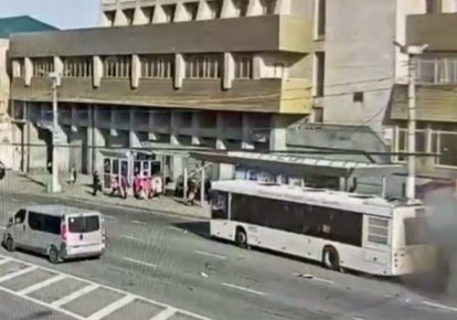 Поврежденный автобус в Запорожье