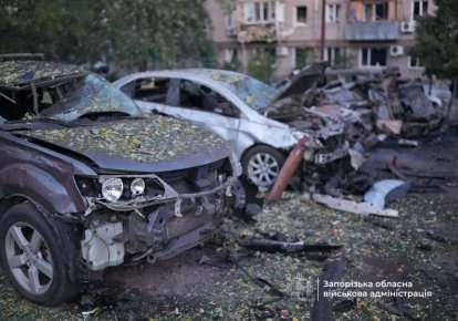 Обрушенные обстрелом автомобили в Запорожье