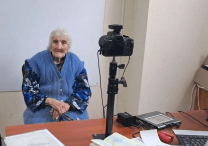 100-річна пані Олександра у Слов’янському відділі ГУДМС у Донецькій області