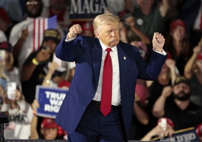 Трамп танцует перед своими сторонниками