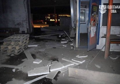 Российские удары повредили дома и склад в Одесской области.