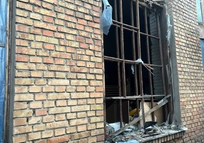 Разбитое обстрелом окно на Днепропетровщине