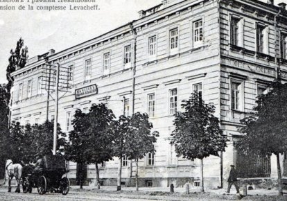В этом здании по ул. Владимирской с февраля 1919 года расположилась Академия наук. Сегодня здесь работает Президиум Национальной академии наук Украины