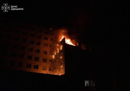 Пожежа від обстрілу в бізнес-центрі в Одесі