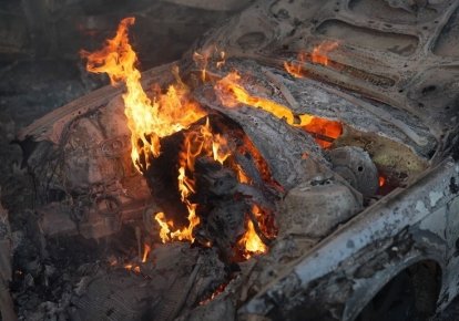 Авто горит после обстрела