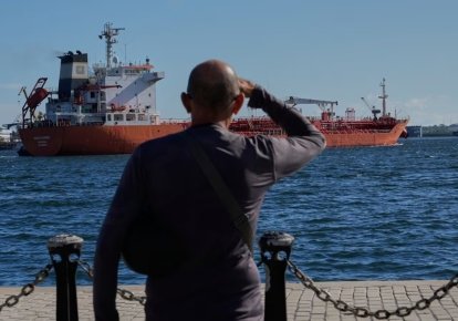 Людина спостерігає за прибуттям нафтового танкера Ocean Mariner до затоки Гавани 9 січня 2026 року