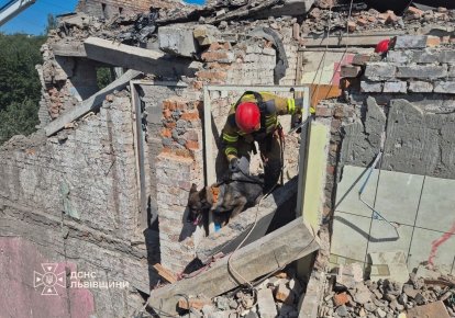 Спасатель со служебной собакой