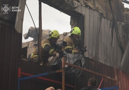 Рятувальники на місці пожежі в Києві