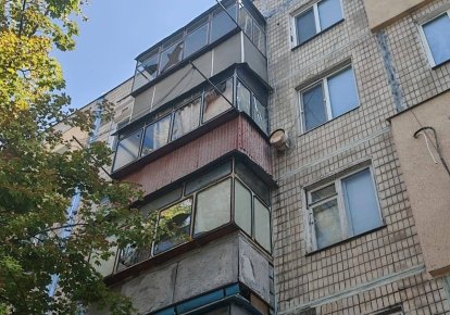 Пошкоджений обстрілом будинок
