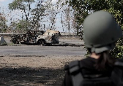 Потрощене вибухом авто на дорозі