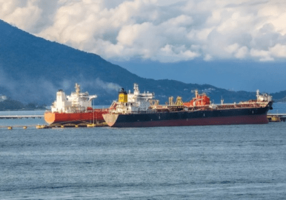 Российский нефтяной танкер у берегов Южной Кореи