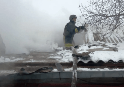 Рятувальник ДСНС ліквідовує наслідки удару росіян