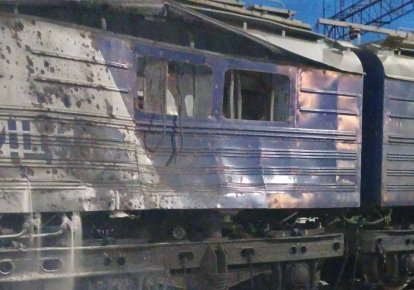 Пошкоджений від обстрілу поїзд