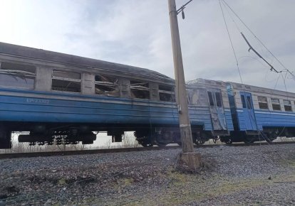 Пошкоджений від обстрілу поїзд