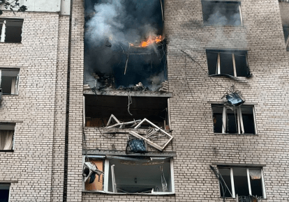 Пошкоджений внаслідок російського обстрілу багатоповерховий будинок у Печерському районі Києва, 25 вересня 2026 року