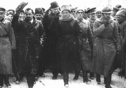Голова Директорії УНР Володимир Винниченко та головний отаман Симон Петлюра під час мітингу на Софійській площі. Кадр з кінохроніки. Київ, 19 грудня 1918 року