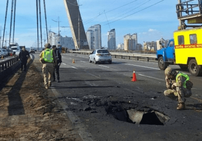 Повреждение дорожного полотна на Северном мосту