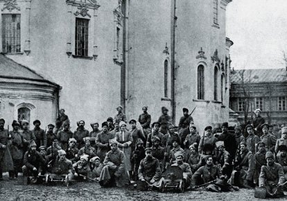 Симон Петлюра (в центрі) серед козаків Гайдамацького коша Слобідської України. Київ, березень 1918 р.