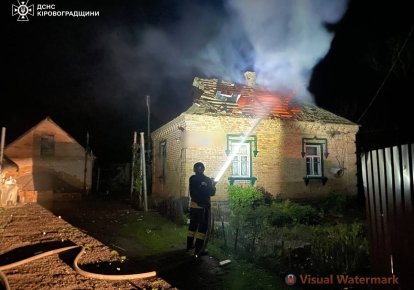 Пожежа в будинку після обстрілу