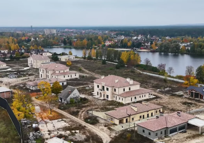 Скріншот із відео Михайла Ткача на УП "Були "слуги" — стали "династія". Як віцепрем'єр Чернишов під час війни будував котеджне містечко"