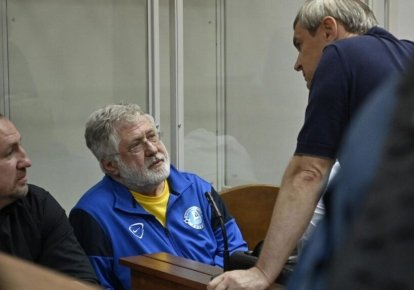 Коломойский со своими адвокатами в суде
