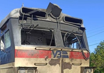 Пошкоджена обстрілом електричка