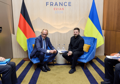 Президент Украины Владимир Зеленский с канцлером Германии Фридрихом Мерцом на полях саммита "Группы семи" во Франции