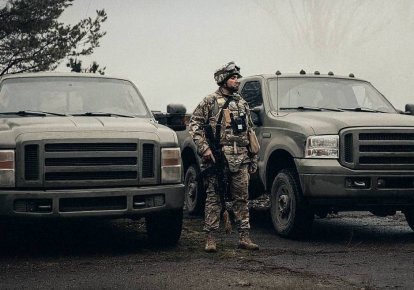 ВІйськовий з пікапами