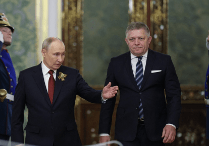 Російський воєнний злочинець Володимир Путін і прем'єр-міністр Словаччини Роберт Фіцо