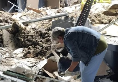 Працівники музею "Чорнобиль" розбирають завали після обстрілу