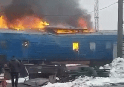 Скриншот із відео охопленого вогнем вагона на станції Синельникове