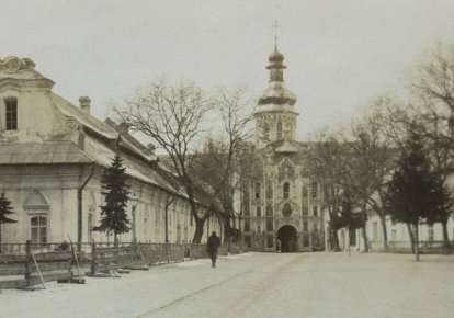 Троицкая надвратная церковь Киево-Печерской Лавры, построенная в 1106-1108 гг. на средства черниговского князя Святослава Давидовича, постригшегося здесь в монахи под именем Николая Святоши. Киев, 30 марта 1918