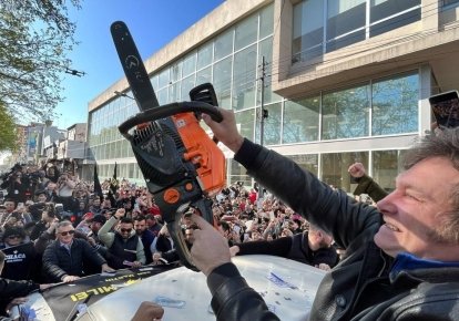 Хавьер Милей среди сторонников с символом предвыборной кампании - бензопилой / Фото: Fb-страница политика