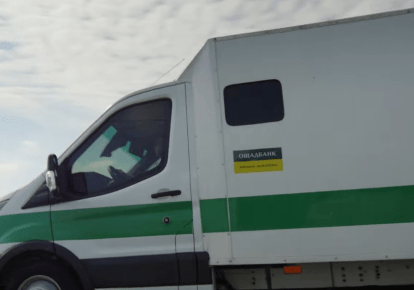Логістика броньованих авто через кордони — дорога та небезпечна процедура, тому банкам вигідніше завантажити машини "під зав’язку", ніж ганяти їх напівпорожніми щодня