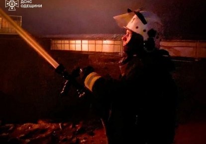 Рятувальник гасить пожежу