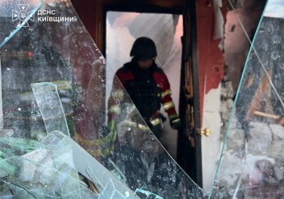 Рятувальник у пошкодженому будинку